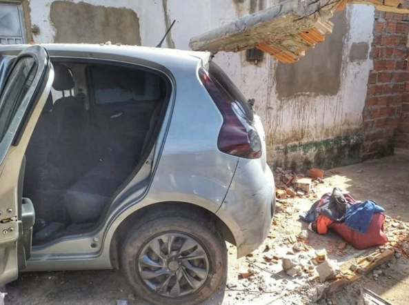 Mulher colide carro roubado e derruba muro de casa na zona Norte Teresina